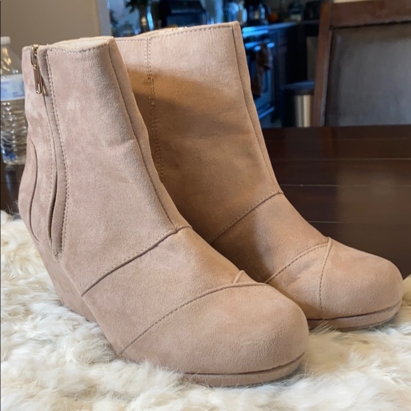 Ankle Boots Wedge. Size 7. Great Used Condition! - Picture 2 of 8